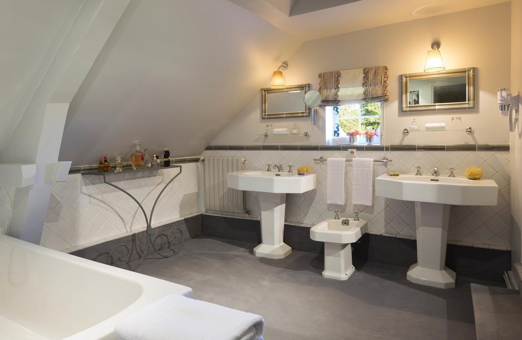 Chateau De Beneauville Bed & Breakfast Petiville  ภายนอก รูปภาพ